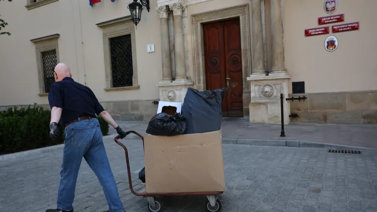 Wejście do Urzędu Miasta Krakowa przy pl. Wszystkich Świętych