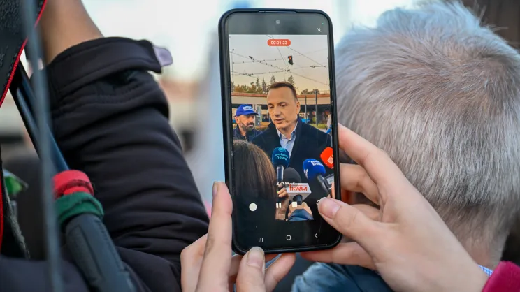 Rozdawanie obwarzanków przez kandydata na prezydenta miasta po wygranej pierwszej turze wyborów.