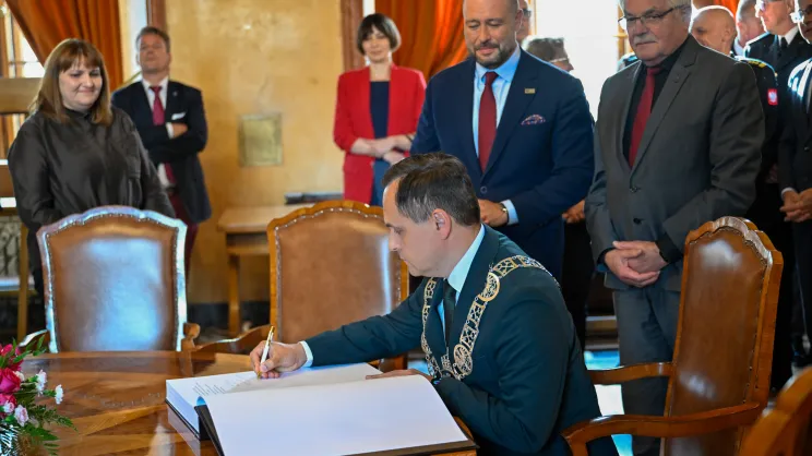 Wręczenie medalu Cracoviae Merenti dla portu lotniczego Balice podczas uroczystej sesji rady miasta