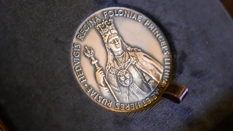 Wręczenie medalu Cracoviae Merenti dla portu lotniczego Balice podczas uroczystej sesji rady miasta