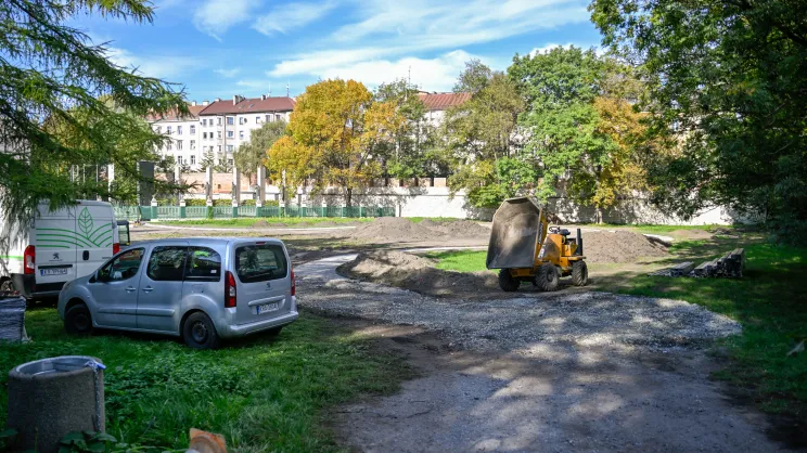 Prace przy budowie ogrodu kontemplacyjnego i sadu przy ul. Skałecznej