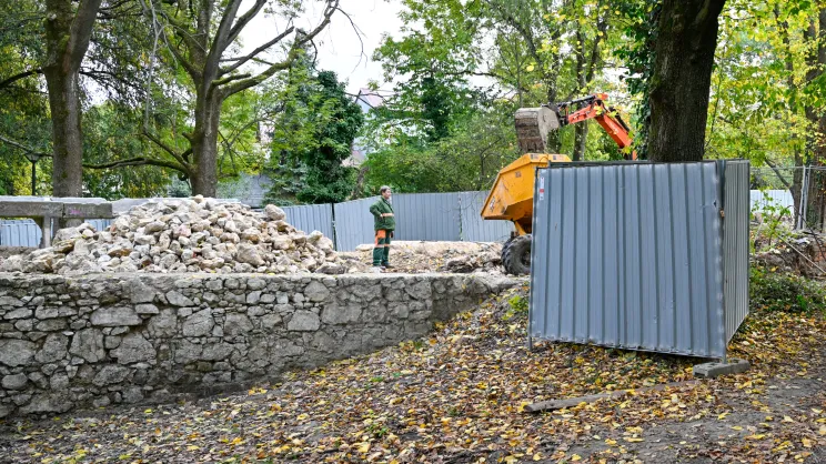 Renowacja ruin dworskich stajni przy Dworze Bemów
