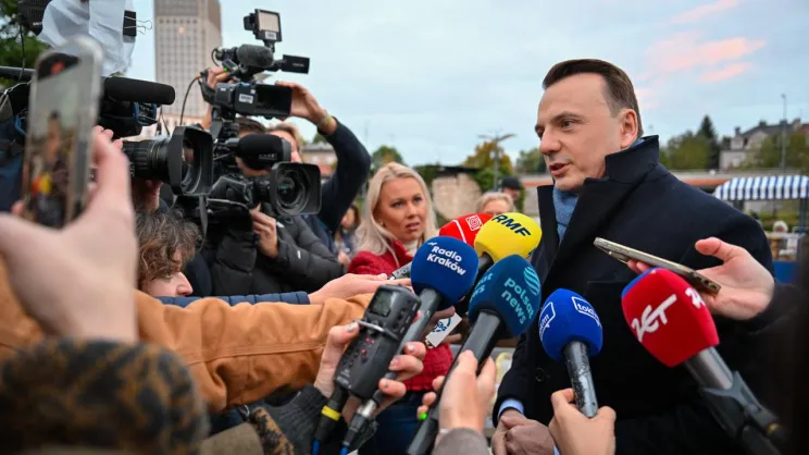 Łukasz Gibała na Rondzie Mogilskim po wygranej w wyborach