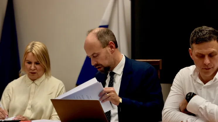 Jan Hoffman (centralnie) w trakcie sesji rady dzielnicy Stare Miasto