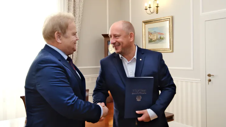 Podpisanie umowy na usunięcie niebezpiecznych odpadów