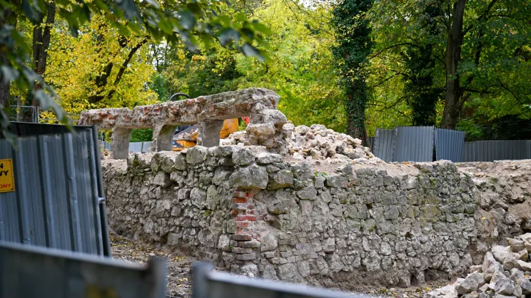Renowacja ruin dworskich stajni przy Dworze Bemów