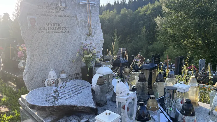 Grób Pawła Z. z Białego Dunajca. Na nagrobku widoczne są uszkodzenia po pożarze (fotografia z sierpnia 2026 r.).