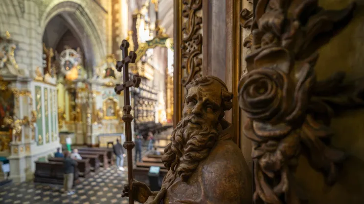 Obecny wygląd wnętrza kościoła Bożego Ciała to w dużej mierze efekt barokizacji z XVII i XVIII wieku. Przyfilarowy ołtarz św. Augustyna pochodzi z połowy XVIII wieku