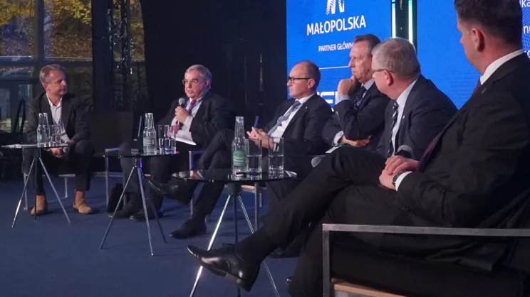 Forum Krynica 2026. Od lewej: Jacek Bańka, Janusz Sepioł, Marek Sowa, Jacek Krupa, Witold Kozłowski i Łukasz Smółka.