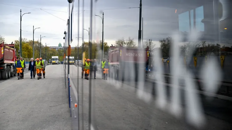 Testowy przejazd tramwaju po remontowanym moście Grunwaldzkim