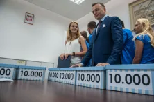 Łukasz Gibała składający podpisy pod referendum w 2016