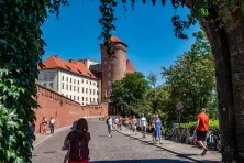 Turyści w drodze na Wawel