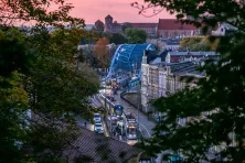 Widok na Most Piłsudskiego z Parku Bednarskiego