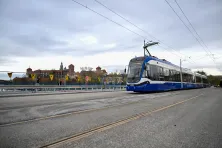 Testowy przejazd tramwaju po remontowanym moście Grunwaldzkim