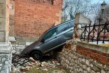 Kierowca wjechał w ogrodzenie kościoła pw. św. Krzyża