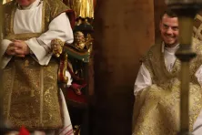 ks. Łukasz Jachymiak (z prawej) został sekretarzem kard. Rysia 