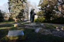 Pomnik niedźwiedzia Wojtka w parku Jordana
