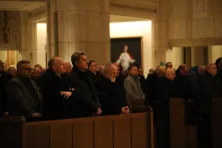 Księża zebrani na rekolekcjach z kard. Rysiem
