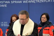 kard. Grzegorz Ryś na poświęceniu karetki w szpitalu MSWiA