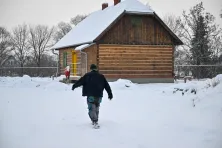 Zabytkowy dom w nowym skansenie w Branicach
