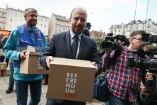 Składanie podpisów pod referendum