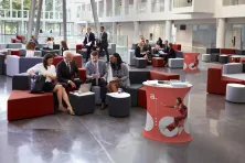 Uczestnicy eventu zgromadzeni w strefie rozmów