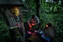 Prace nocne prowadzono w minimalnym świetle czerwonym, aby nie zakłócać rytmu dobowego ptaków
