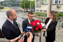 Jan Hoffman, Rafał Zontek i Anna Bałdyga przed budynkiem sądu