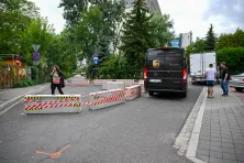 Zapory betonowe blokujące przejazd na ul. Zapolskiej postawione przez dewelopera