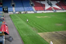 Murawa na stadionie Wisły po koncercie sanah i przed wymianą 