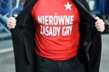 Koszulka z napisem „nierówne zasady gry”
