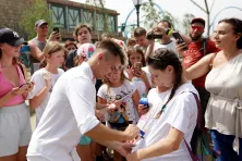 Otwarcie Nowej Strefy Aqualantis w Energylandii, Friz rozdaje autografy 