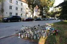Znicze i kwiaty w miejscu śmierci 36-letniego mężczyzny