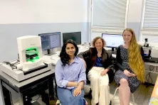 Od lewej: mgr Hafsa Gulzar i prof. dr hab. Grażyna Ptak (Małopolskie Centrum Biotechnologii UJ) oraz dr hab. inż. Joanna Depciuch-Czarny (Instytut Fizyki Jądrowej PAN)
