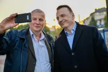 Rozdawanie obwarzanków przez kandydata na prezydenta miasta po wygranej pierwszej turze wyborów.