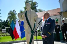 Odsłonięcie pomnika górnika przed szybem Daniłowicza w Wieliczce