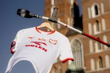 Koszulka reprezentacji Polski zawieszona na kuli na tle Kościoła Mariackiego