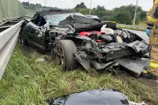 Sportowy samochód uderzył w bariery na autostradzie A4