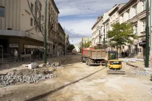 Prace przy przebudowie torów w rejonie Teatru Bagatela