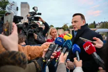 Łukasz Gibała na Rondzie Mogilskim po wygranej w wyborach