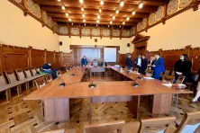 Pusta sala na posiedzeniu komisji rewizyjnej