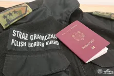 Mundur strażnika i paszport