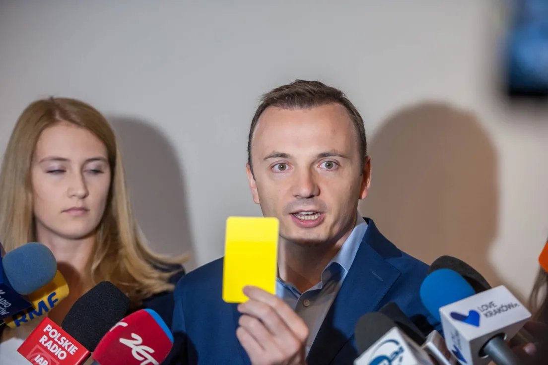 Łukasz Gibała w czasie konferencji przed złożeniem podpisów, 2016 rok
