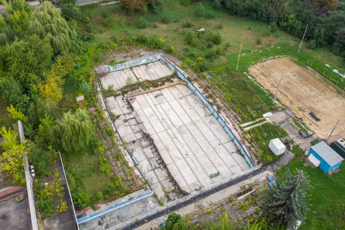 Pozostałości po basenie przy ul. Eisenberga przed budową nowego ośrodko sportowego