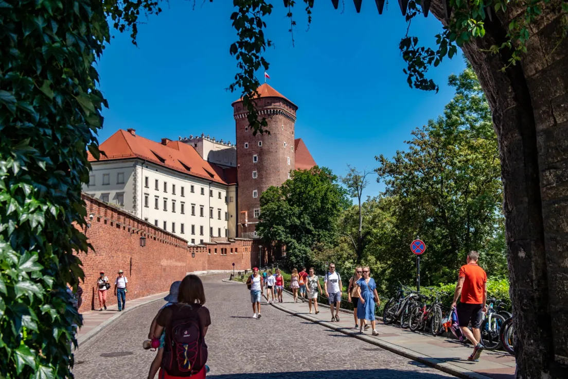 Turyści w drodze na Wawel