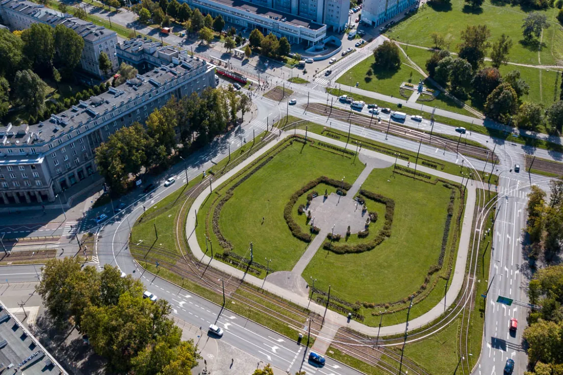 Plac Centralny i w tle pomnik Solidarności „Bądź wierny, idź”
