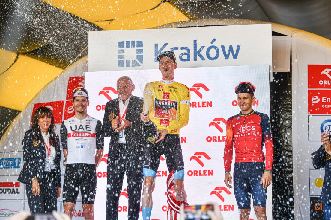 Dekoracja zawodników w czasie Tour de Pologne w Krakowie