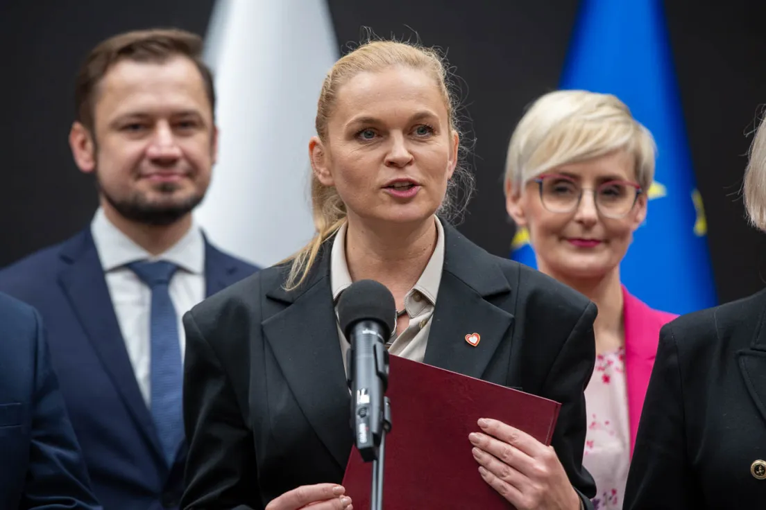 Barbara Nowacka (przy mikrofonie)