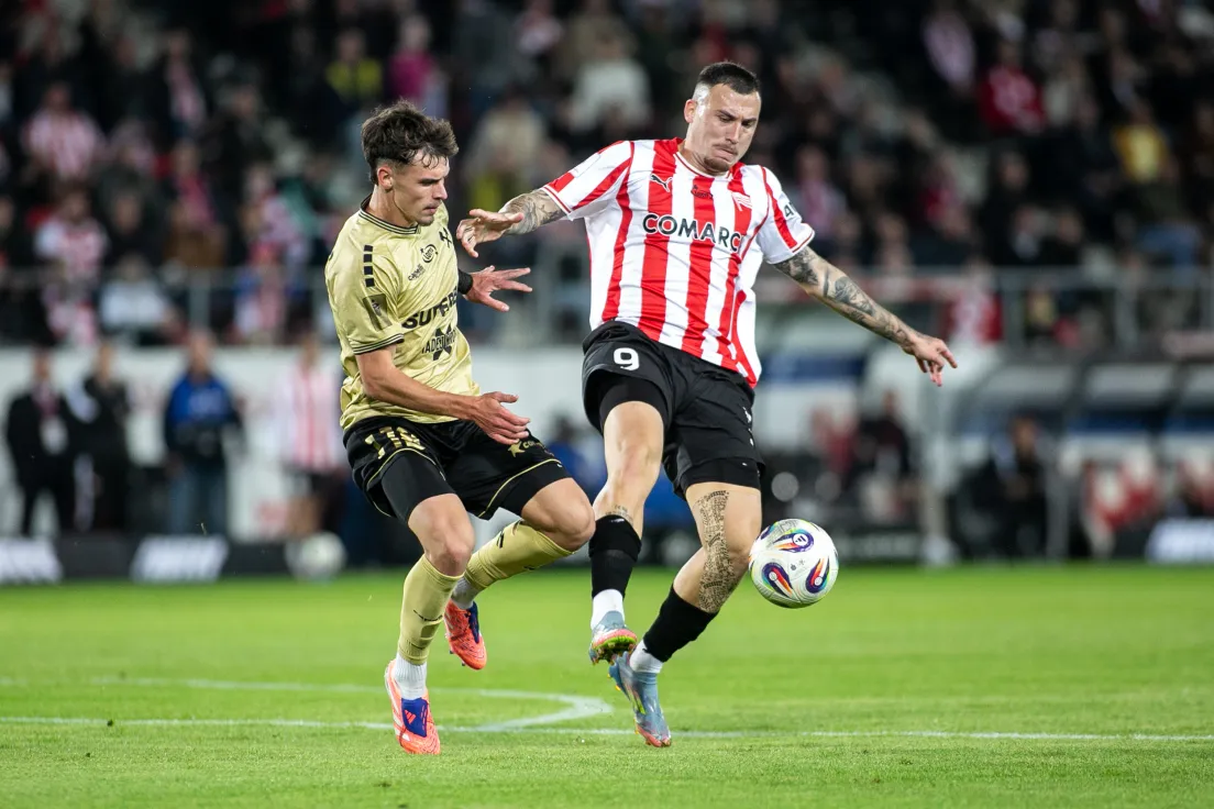 Cracovia - Górnik Zabrze. Po prawej Filip Stojilković