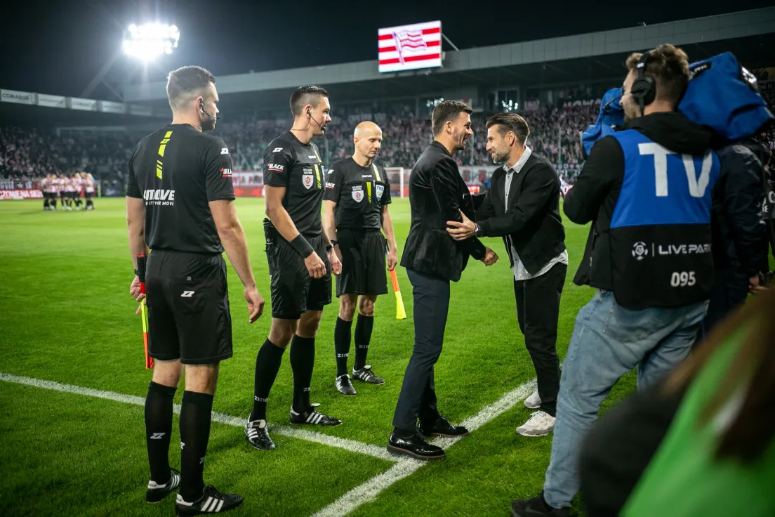 Mecz Cracovia - Górnik. Powitanie trenerów. Po prawej Luka Elsner